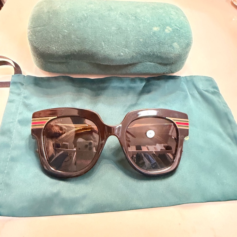 Gucci Black Sunglasses with Red-Green Stripe and Gold Accents - Picture 3 of 7